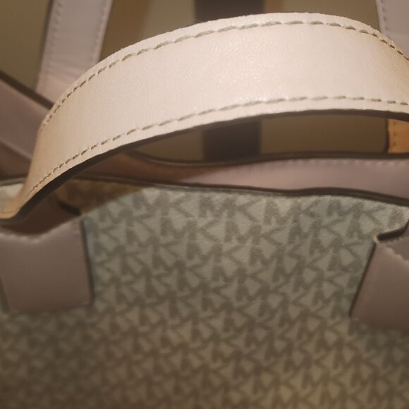 Michael Kors Kenly Tote - Picture 11 of 16